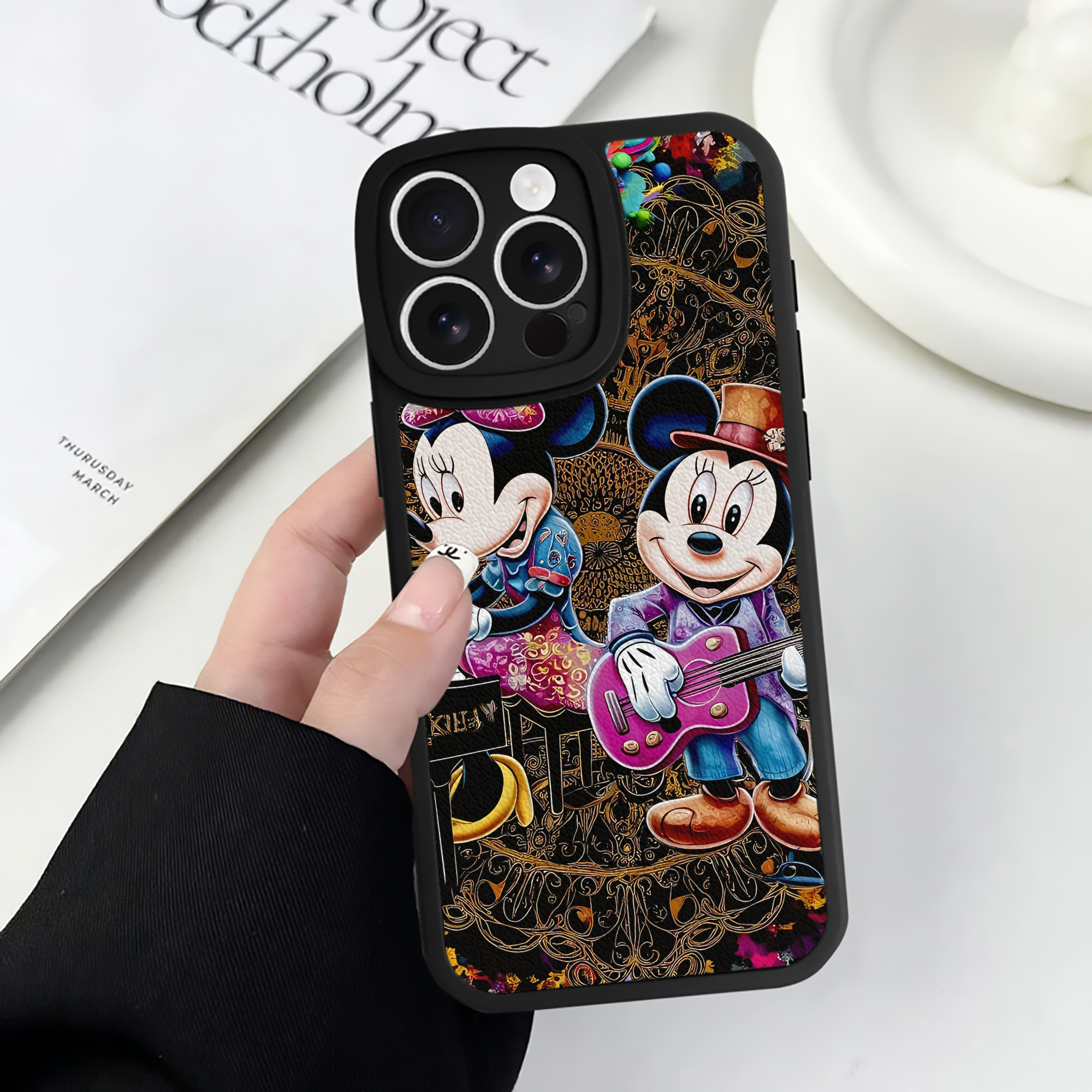 （画像用） ミッキーマウス Mickey Mouse 【iPhone 16シリーズ対応】シリコンスマホケース（レザー調） 材質：シリコン
